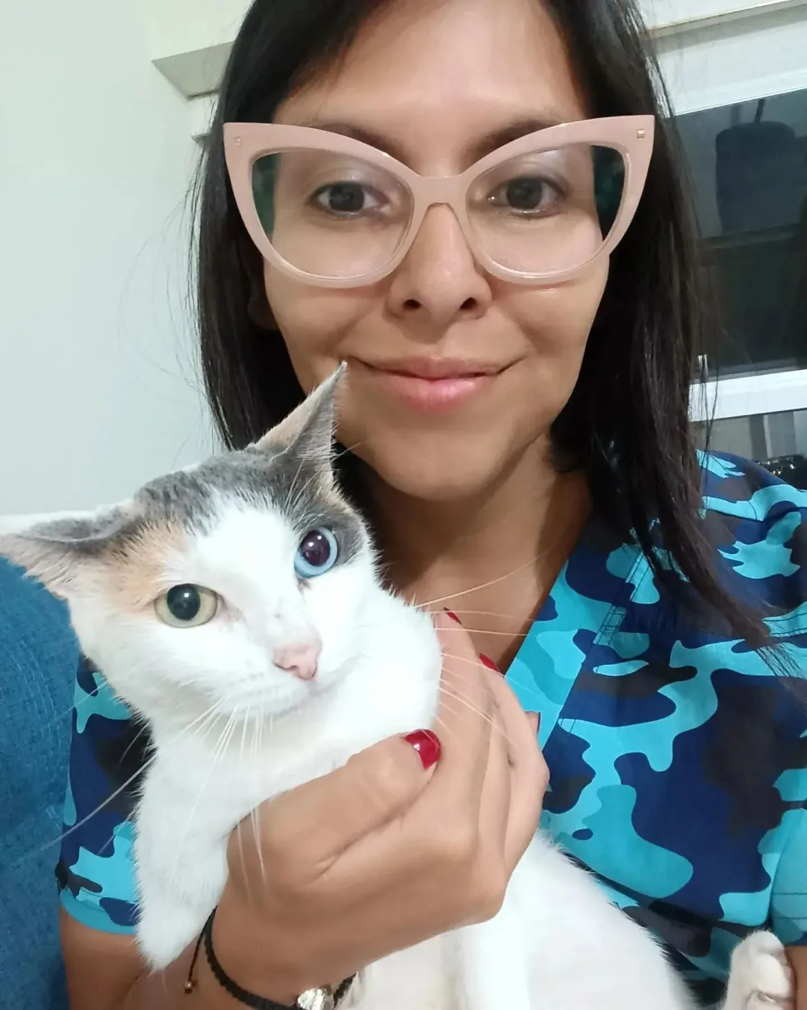 Dra. Jessica Camacho García, CMVP 12434, con paciente felino de heterocromía ocular — medicina veterinaria clínica para gatos, Zoovet.